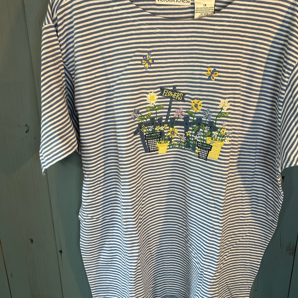 New Victoria Jones Blue Striped Tee with Floral Embroidery S/S Tee | Women’s 1x